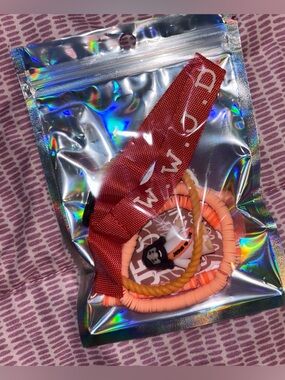 4 bracelet orange, 1 many Jesus, 2 stickers